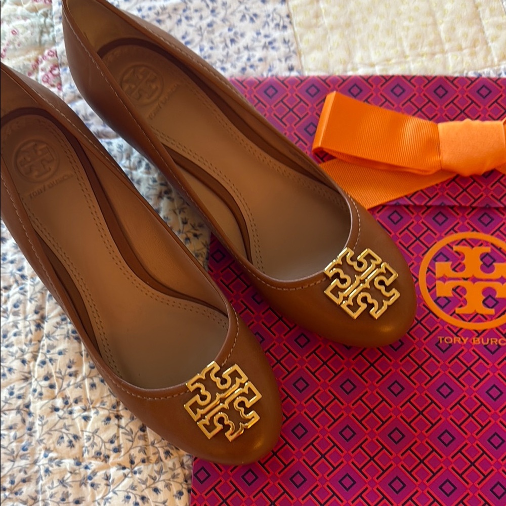 Brand new  Tory Burch Brown and Gold Wedge Logo Medallion size 7